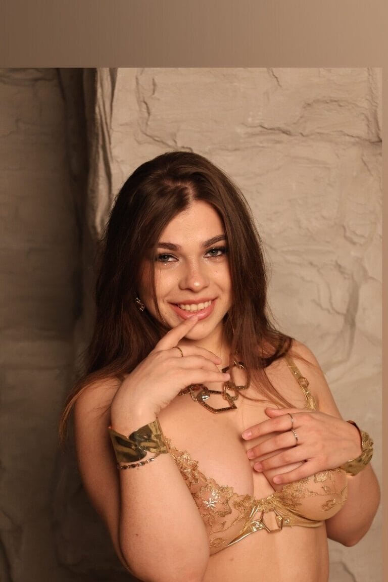 Caroline - hotchilling - OnlyFans